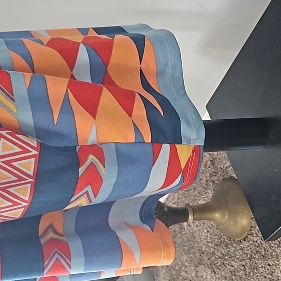 LuLaRoe Liv Crew Neck Short Sleeve Tee with Bold Print - Picture 6 of 16